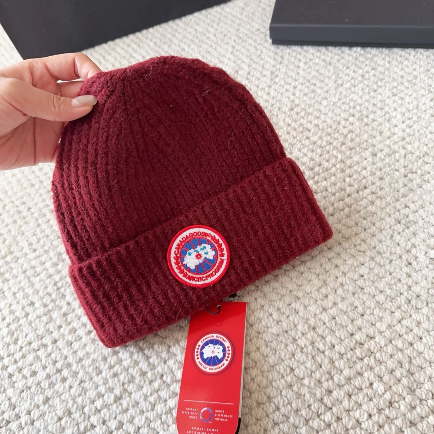 💰60 CANADA GOOSE Canada Goose winter warm cashmere cold hat. Rabbit wool material, thick feel, not easy to deform. Fashionable and versatile couple hat, imported embroidery logo, cashmere cotton yarn, sold in high quality three colors. Head circumference: 55-58cm available